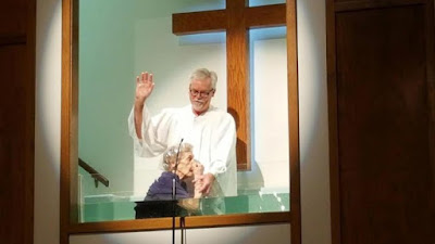 Wanita Usia 94 Tahun Dibaptis, Mengatakan Belum Terlalu Terlambat Untuk Menerima Kristus