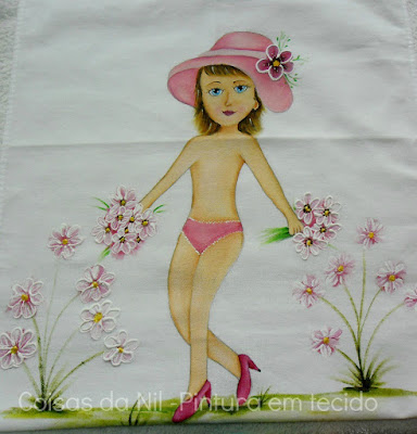 pintura em tecido boneca com chapeu e calcinha cor de rosa para colocar vestido de croche