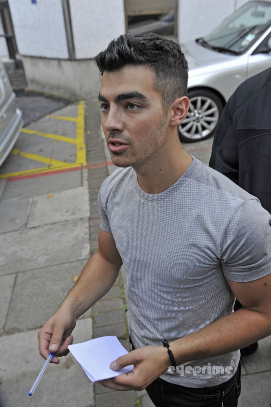 ♥ LetsGetGoddess Joe Jonas en London Studios con sus Fans