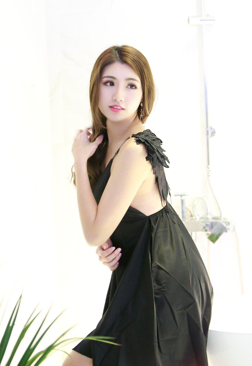 Image-Taiwanese-Model–張倫甄–Charming-Girl-With-Black-Sleep-Dress-TruePic.net- Picture-33