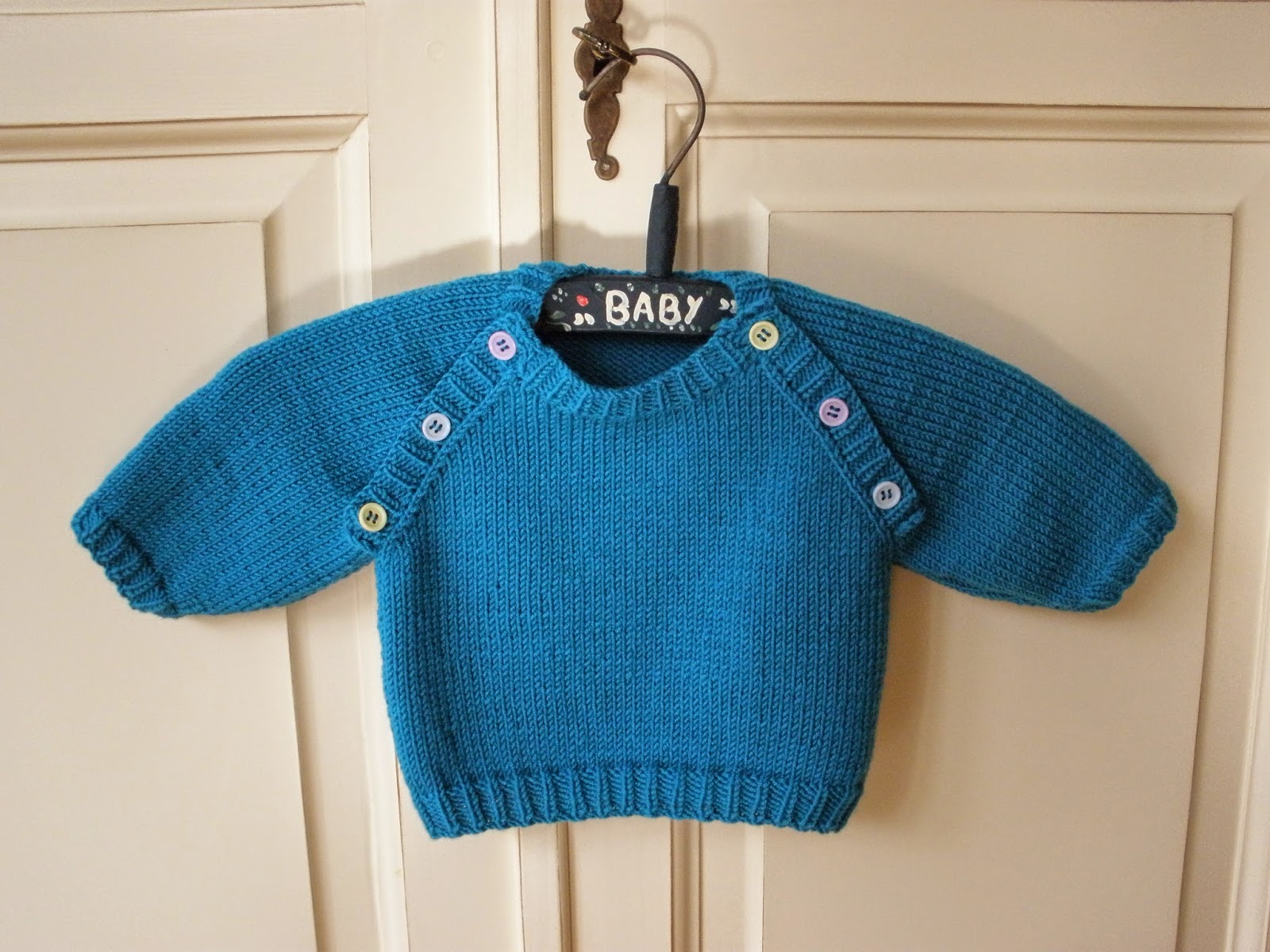 Goudenregen: Knitted baby jumper. Gebreid babytruitje.