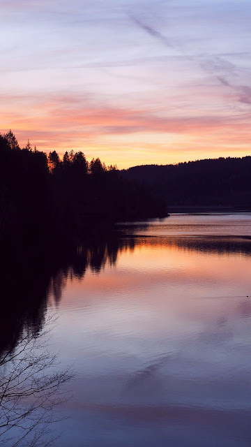 Twilight Lake and iPhone desktop wallpaper