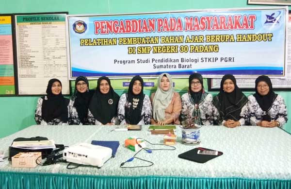 PKM Tim Dosen Prodi Biologi STKIP PGRI Sumbar, Guru SMPN 30 Padang Dilatih Membuat Handout