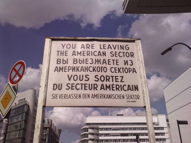 25 años de la caída del muro de Berlín - Cartel del Checkpoint Charlie 