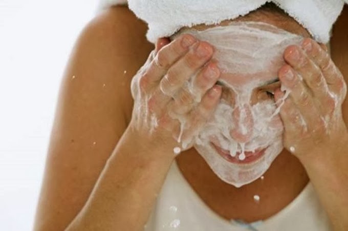 foto de mulher lavando o rosto