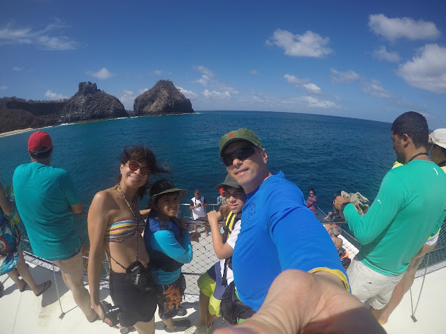 passeio de barco em Fernando de Noronha, vista para o Dois Irmãos