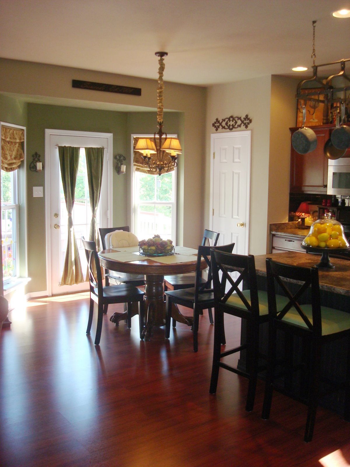 bay window kitchen before