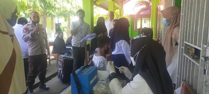 Kapolsek Mappakasunggu Pantau Langsung Pelaksanaan Vaksinasi Covid-19 Pelajar SMPN 1 Sanrobone