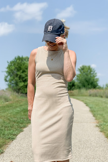 2 Casual Ways to Style a Neutral Dress