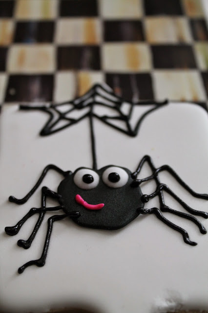 Spider cookies, spider spooky cookie, spider decorated cookie, black and white cookies, Trick or treat cookies, royal icing transfers, how to make a royal icing transfer, decorated cookies,