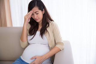 الصداع شائع جدا في الحمل. ولكن من أكثر أنواع الصداع شيوعا ً هو الصداع التوتري والصداع النصفي . عادة ما يتميز الصداع النصفي ( بألم شديد على أحد جانبي الرأس أو كلاهما ـ  الغثيان و / أو القيء ـ الرؤية 
