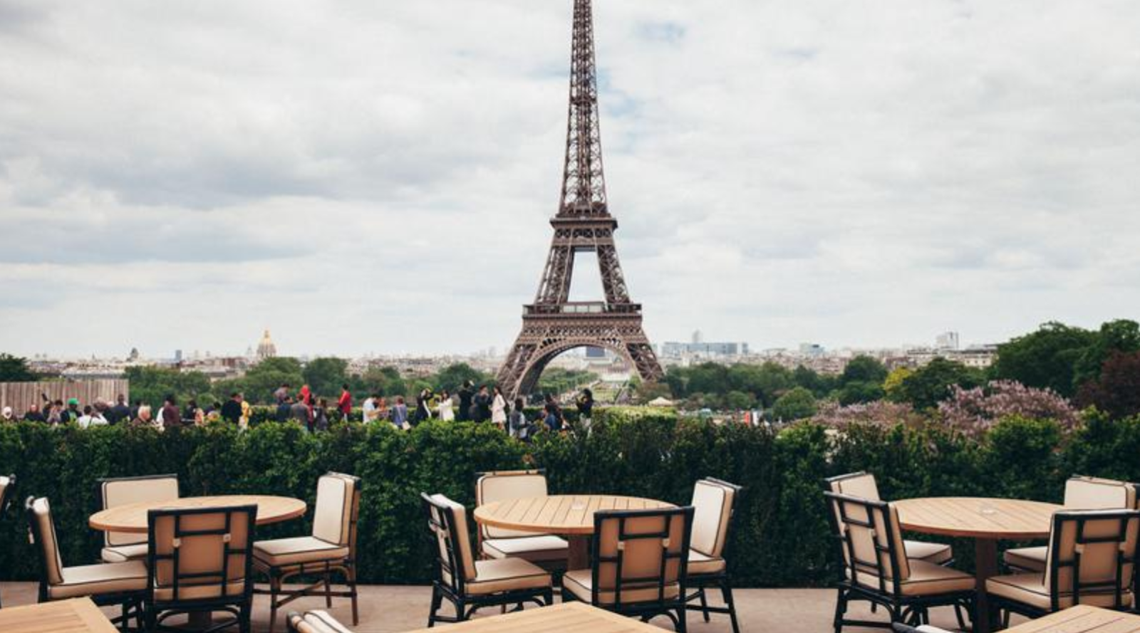 Вид на париж с эйфелевой башни. Париж кафе Эйфелева башня. Ресторан в Париже с видом на Эйфелеву башню. Улицы Парижа с видом на Эйфелеву башню. Вид на Эйфелеву башню с Монмартра.