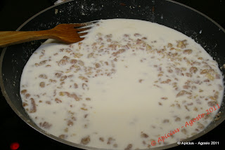  Pencas rellenas con bechamel de jamón y queso, napadas con salsa de almendras 