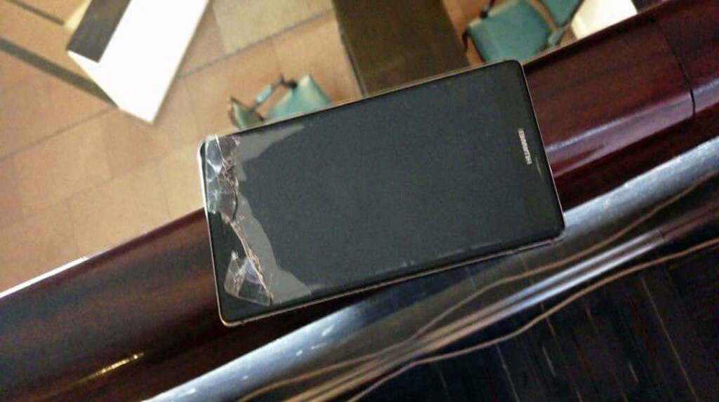 El dispositivo móvil del periodista de Los Tiempos, Wilson Aguilar, quedó con la pantalla destruida tras sufrir una agresión / LOS TIEMPOS