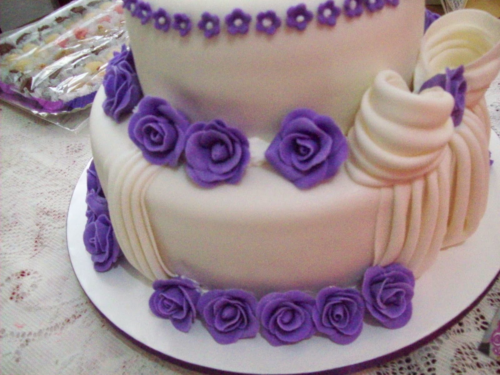 Nanda Bolos BOLO DE CASAMENTO DECORADO DE PASTA AMERICANA