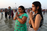 অর্ধকোটির গঙ্গাসাগরে দাঁড়িয়ে মেয়েকে মা বললেন, প্রান ভরে দেখ , এই আমাদের ভারতবর্ষ