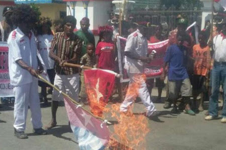    Rejecting KNPB Action, Residents Burn the Kejora Star Flag