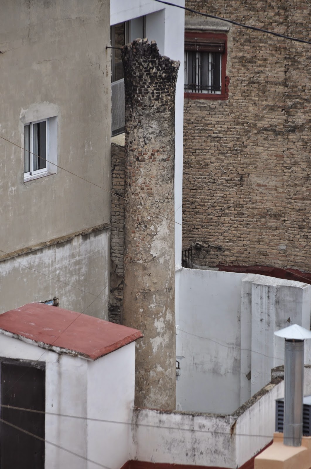 València, arena y cal: Chimeneas industriales de ladrillo.