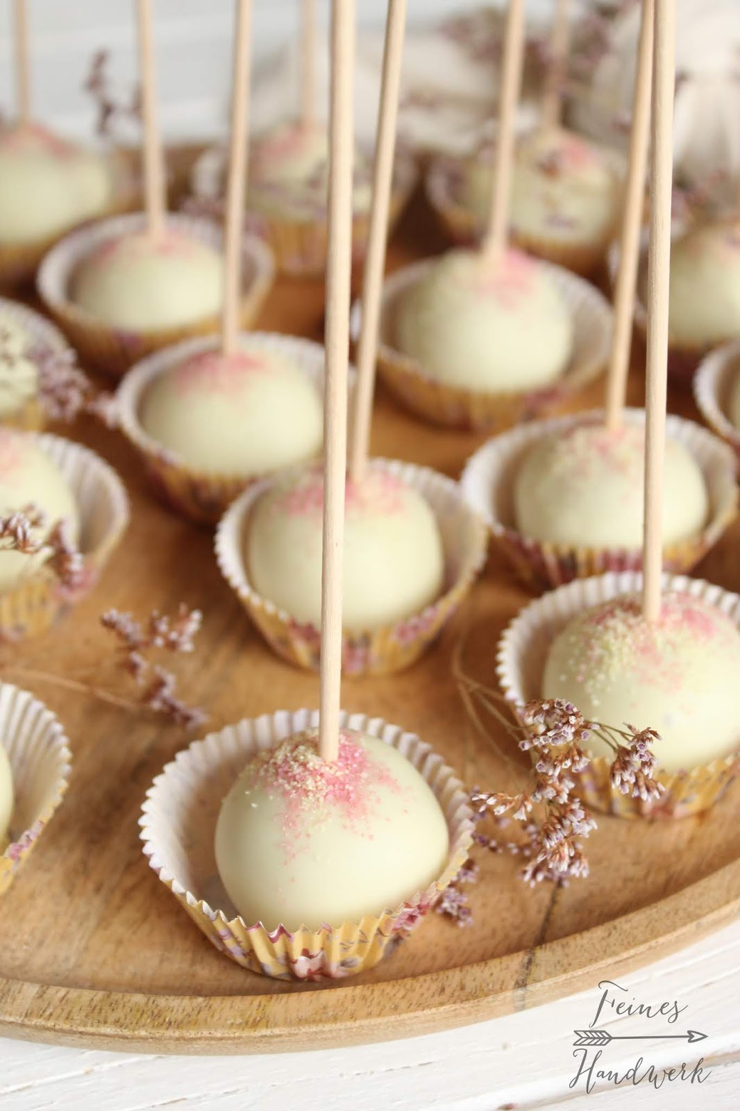 Feines Handwerk: Zitronen-Brombeer Cake Pops mit weißer Schokolade