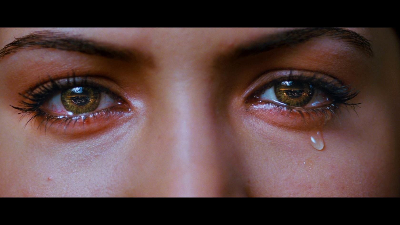 Glaza anguish. Плачущие глаза. Заплаканные глаза девушки карие. Глаз со слезой. Плачущий глаз Карий.