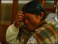 mujer indigena llorando