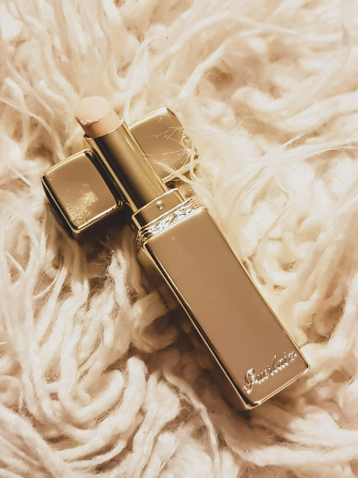 Mimi in the Mirror Review Guerlain KissKiss Liplift