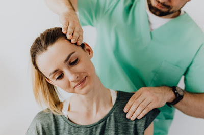 Mujer-joven-con-lesion-recibe-masaje-de-un-terapeuta