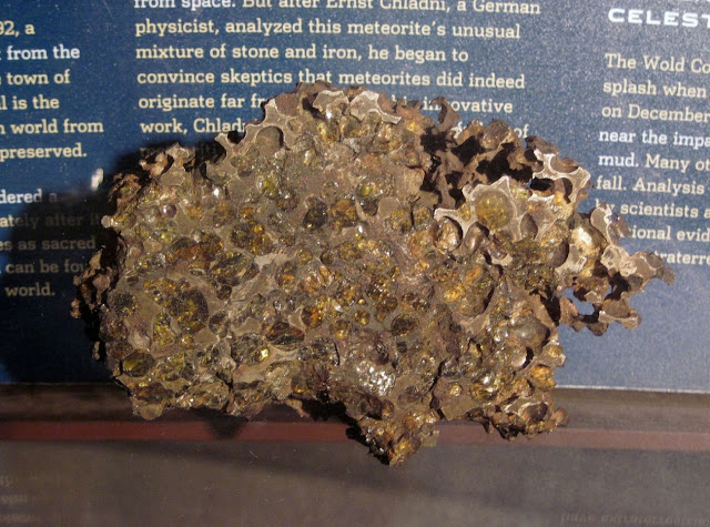 Фрагмент метеорита Палласово железо  из Американского музея Естественной Истории.  Фото с сайта ru.wikipedia.org