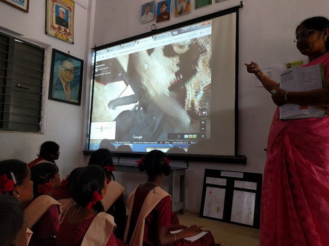 Schüler in Indien schauen auf eine Leinwand mit einem Google Earth Bild