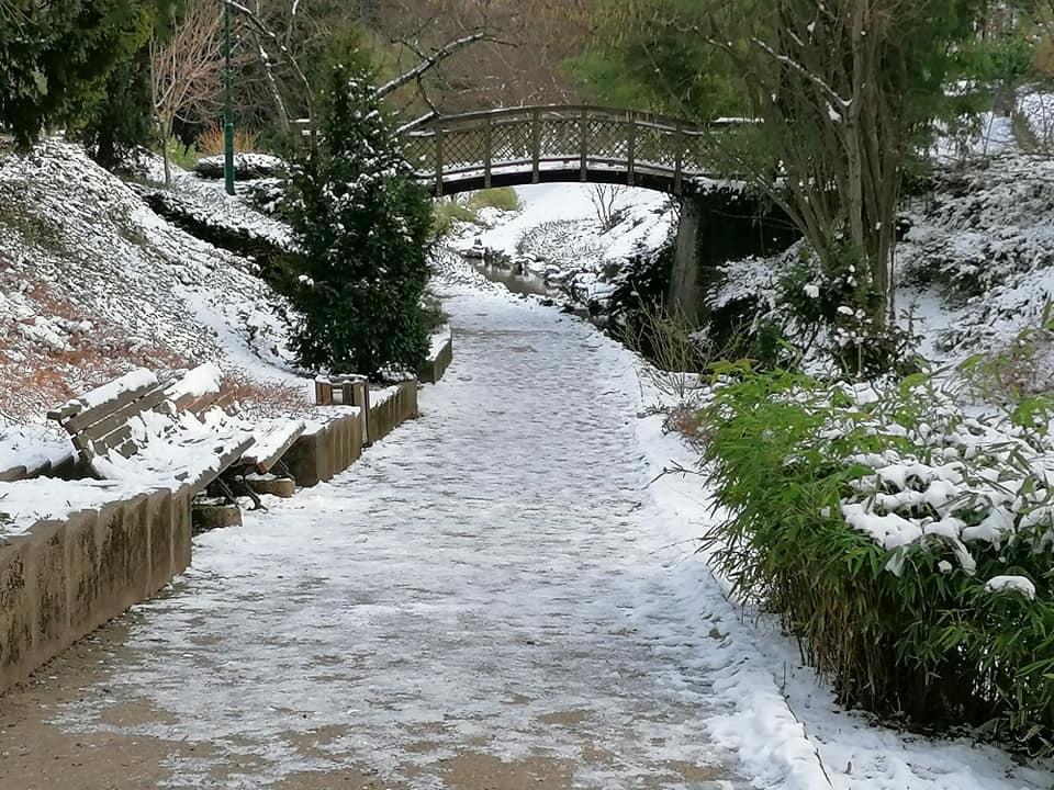 Troyes-en-Champagne: Jardin du Rocher et Vallée Suisse enneigés et glacés
