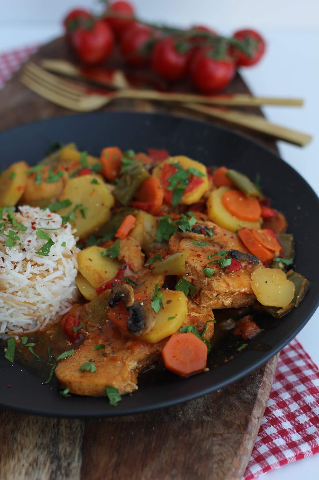 Hähnchen und Gemüse in Tomatensoße