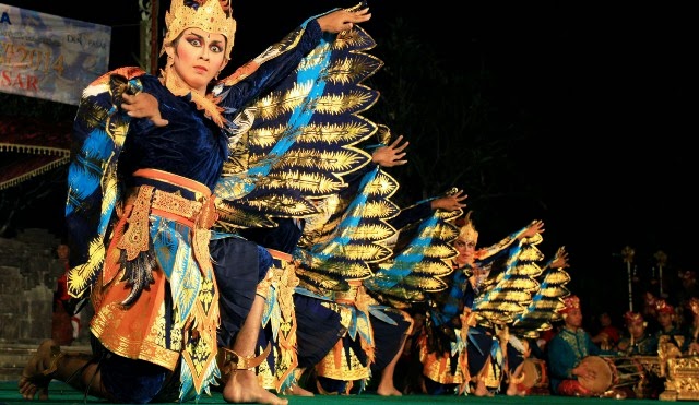 Tarian Sekar Jempiring & Tenggek Ramaikan PKB Denpasar