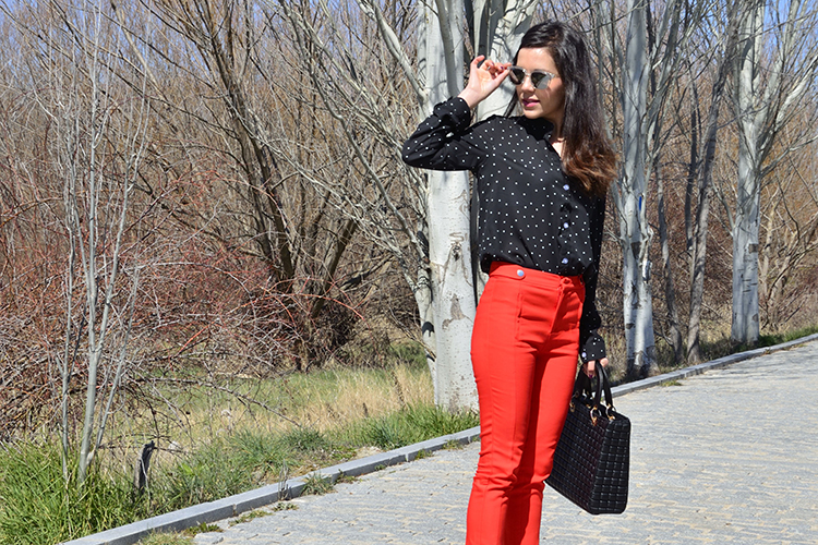 pantalón-rojo-blusa-lunares-negro-trends-gallery-blogger