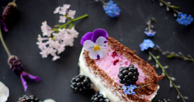 Kessy&amp;#39;s Pink Sugar: Veilchen Brombeer Biskuitrolle