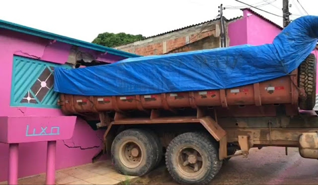 Caminhão não consegue subir ladeira e destrói frente de residência no Bairro Floresta
