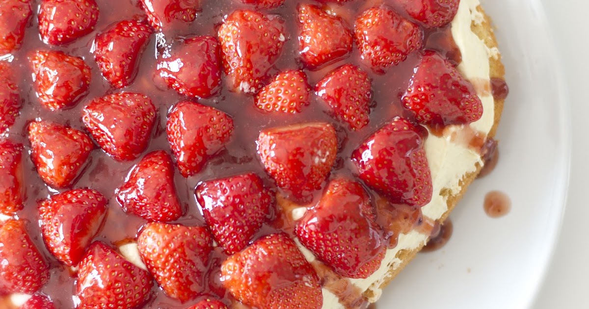 Erdbeerherz zum Muttertag und Lieblingsrhabarberkuchen