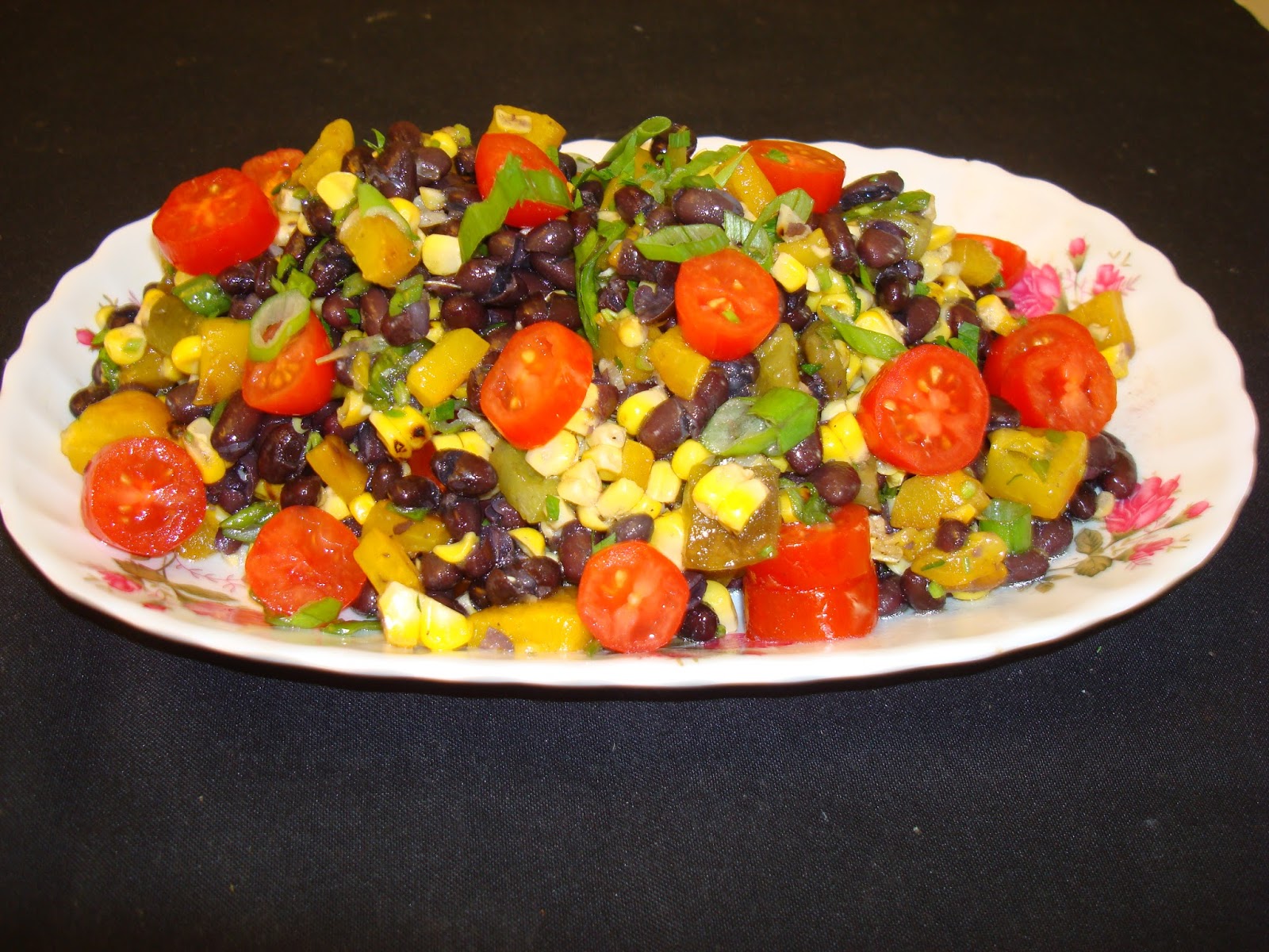 LA COCINA DEL POLLO ENSALADA DE POROTOS NEGROS CON CHOCLO Y PIMENTOS