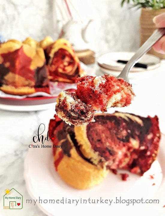 Red Velvet and Chocolate Marble Butter Cake. Best recipe with video step by step. | Çitra's Home Diary. #redvelvetcake #marblecake #marblebuttercake #buttercake #foodphotographycake #chocolatecake #memerkektarifi #resepcakemarmer #coffeecake #chocolatebuttercake #dessertcake
