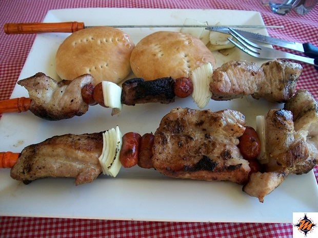 Isola di Pasqua, spuntino nei chioschi di Anakena Isola di Pasqua, spuntino nei chioschi di Anakena