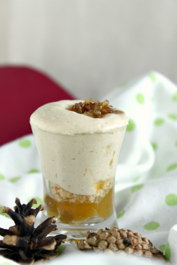 Vasitos con mermelada de ciruelas, crumble, mousse de boletus y caramelo de pistacho.MaraEnGredosFoodBlog.