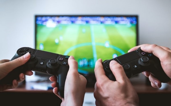 رسميا لعبة FIFA 21 أن تدعم نظام Cross Play على أجهزة PlayStation و Xbox