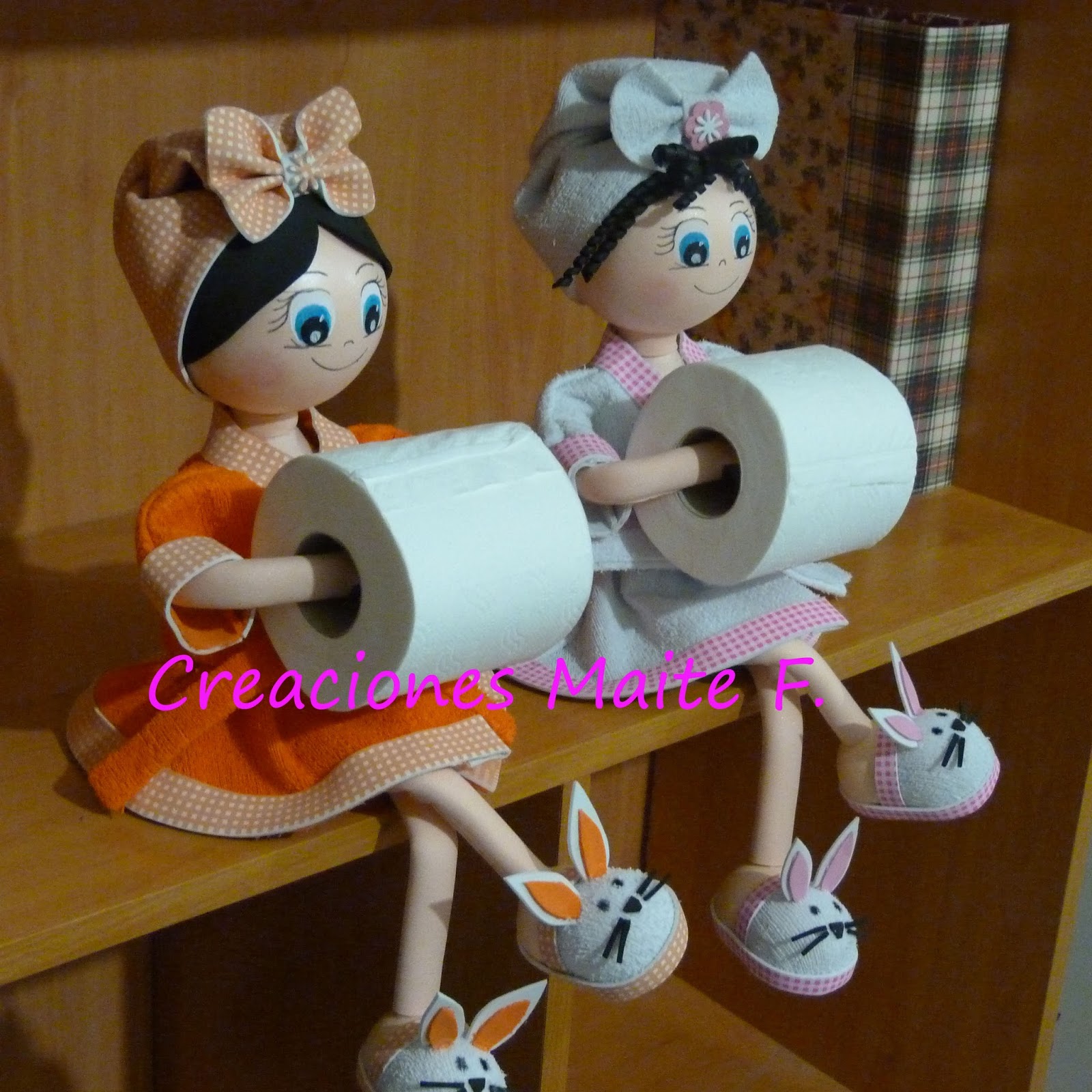 y Creaciones Maite F.: FOFUCHAS PORTA ROLLO PARA BAÑO Blanco y naranja