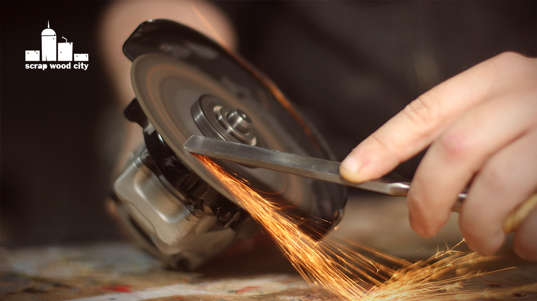 scrap wood city Sharpening a chisel with the angle grinder Quick and