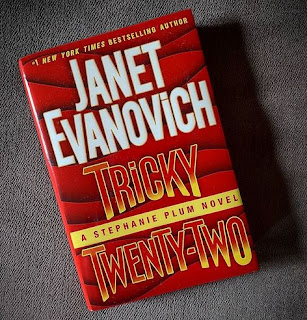 book review tricky twenty two janet evanovich stephanie plum