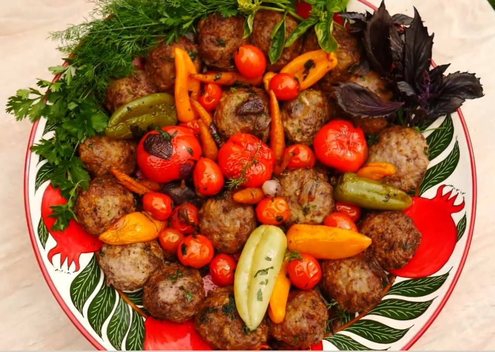 Казан мангал рецепты. Свинина с овощами в казане. Блюда из овощей в казане. Блюда кавказской кухни из мяса и овощей в казане. Восточные мясные блюда.