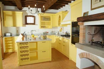 Kitchen Decor Idea: Pictures of Yellow Kitchen Cabinets