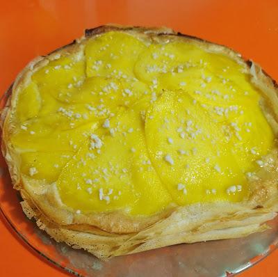 Tarta crujiente de mango