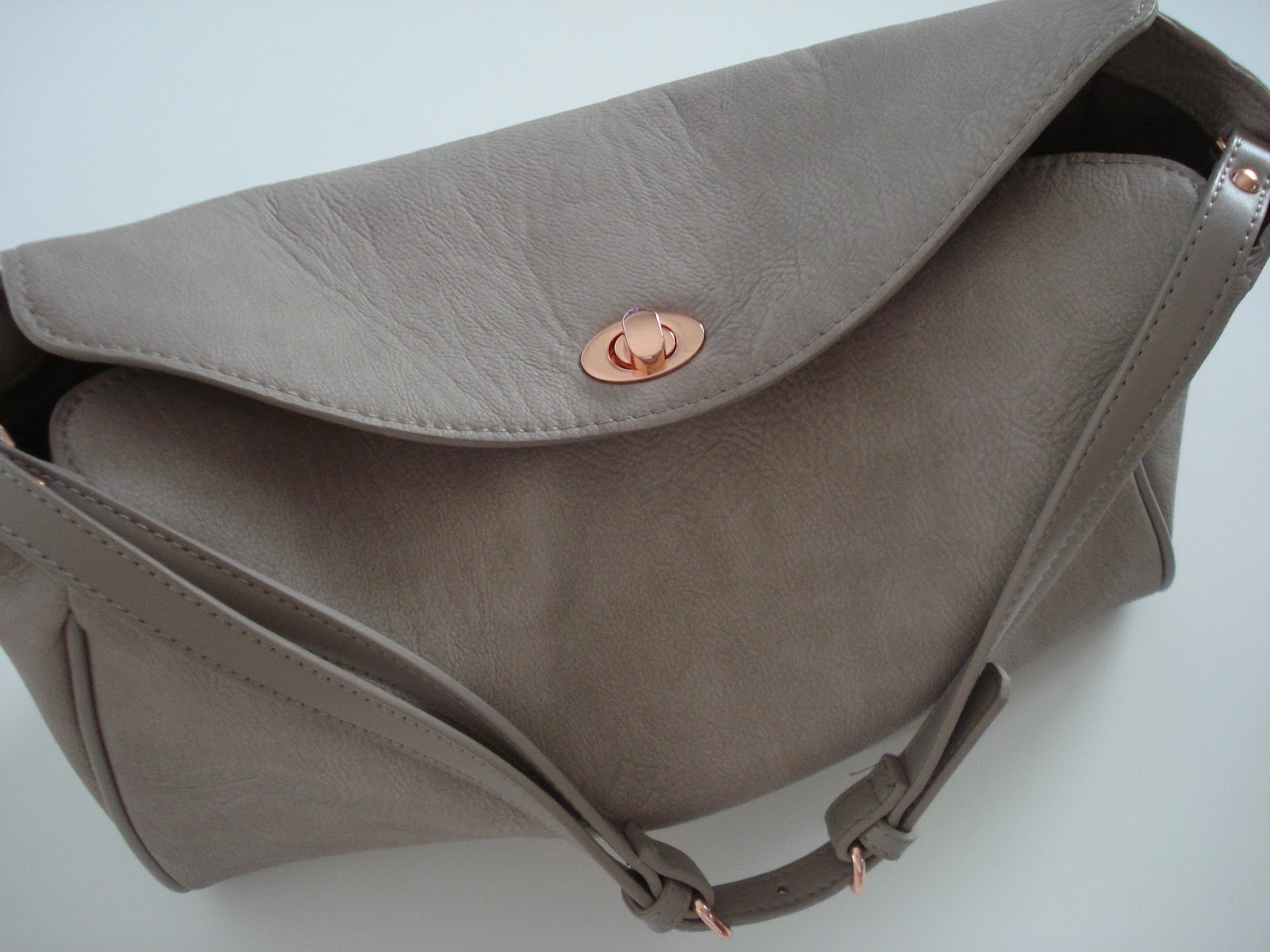 Style Slice Zara messenger bag with edging