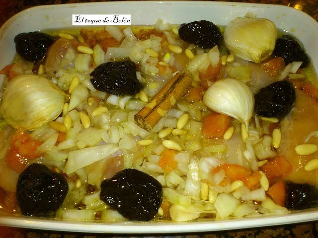  POLLO CONFITADO CON CIRUELAS Y PIÑONES 