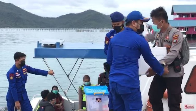 Kapolres Natuna Meninjau Pelaksanaan Vaksinasi di Kecamatan Pulau Tiga Desa Tanjung Kumbik Utara Kapolres Natuna Meninjau Pelaksanaan Vaksinasi di Kecamatan Pulau Tiga Desa Tanjung Kumbik Utara